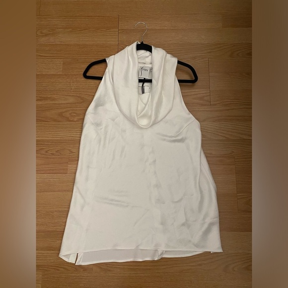 Finley
Sleeveless Cowl-Neck Hammered Satin Top, size L - Picture 4 of 7